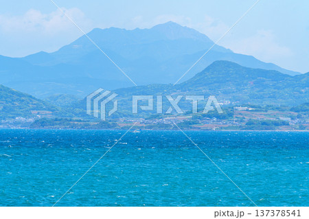 熊本天草から望む島原半島と雲仙普賢岳の風景 熊本天草から望む島原半島と雲仙普賢岳の風景 137378541