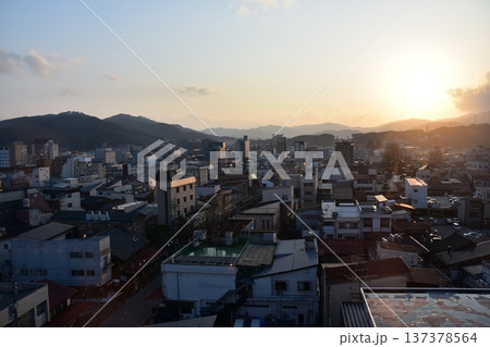 日本の岐阜県の高山市　市街地中心部の町並みと美しい夕日　高層ビルからの俯瞰写真 137378564
