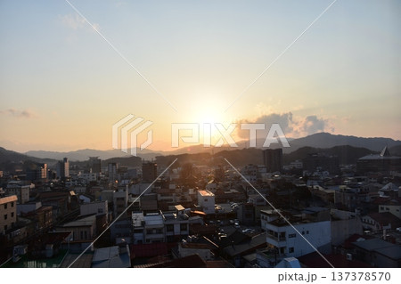 日本の岐阜県の高山市 市街地中心部の町並みと美しい夕日 高層ビルからの俯瞰写真 日本の岐阜県の高山市 市街地中心部の町並みと美しい夕日 高層ビルからの俯瞰写真 137378570