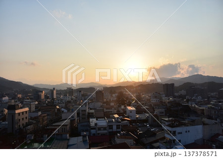 日本の岐阜県の高山市　市街地中心部の町並みと美しい夕日　高層ビルからの俯瞰写真 137378571