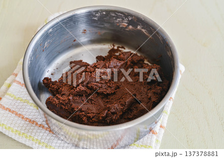 バターと卵黄にチョコレートクッキーの粉を加える バターと卵黄にチョコレートクッキーの粉を加える 137378881