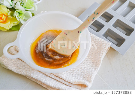 フィナンシェの生地に焦がしバターを加える フィナンシェの生地に焦がしバターを加える 137378888