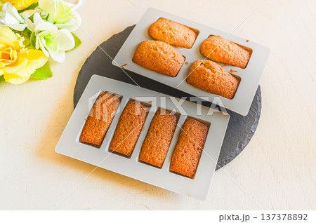 焼きあがったフィナンシェ 137378892