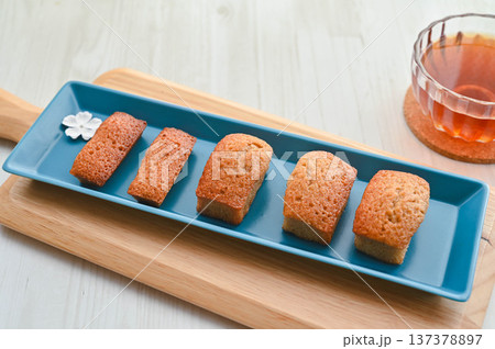 ティータイムのフィナンシェと紅茶 137378897