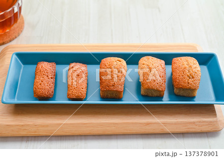 ティータイムのフィナンシェと紅茶 137378901