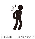 腰を痛めた人のイラスト 137379002