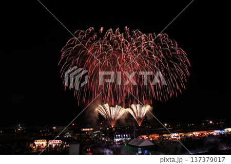 夜空に舞う大花火 137379017