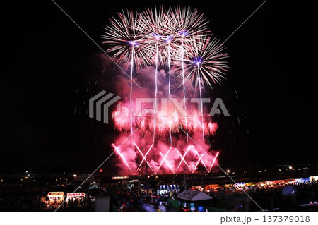 夜空に打ちあがる大花火 137379018