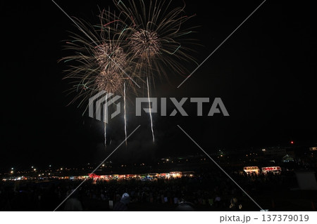 夏の花火大会 137379019