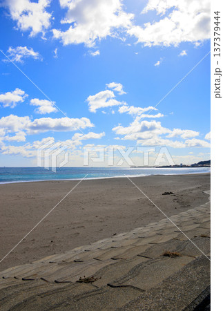 人がいない砂浜と晴天の白い雲がある空 137379444