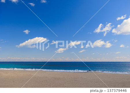 人がいない砂浜と晴天の白い雲がある空 137379446