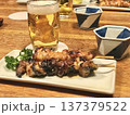 串焼きとビール 137379522