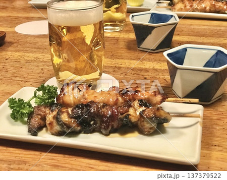 串焼きとビール 串焼きとビール 137379522