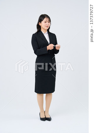 名刺を渡すビジネスウーマン 名刺を渡すビジネスウーマン 137379727