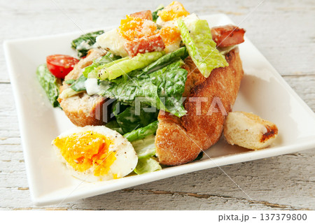 バゲットとシーザーサラダ バゲットとシーザーサラダ 137379800