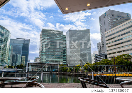 横浜　横浜駅東口から見えるビル群や商業施設 137380097