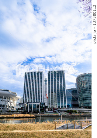 横浜 横浜駅東口から見えるビル群や商業施設 横浜 横浜駅東口から見えるビル群や商業施設 137380112