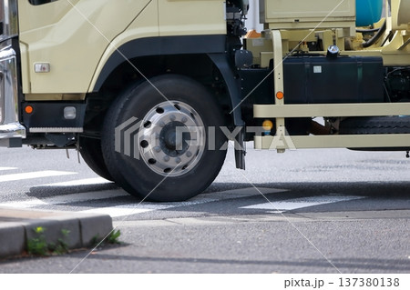 交差点を左折中のトラック 137380138