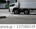 交差点を左折中のトラック 137380139