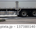 交差点を左折中のトラック 137380140