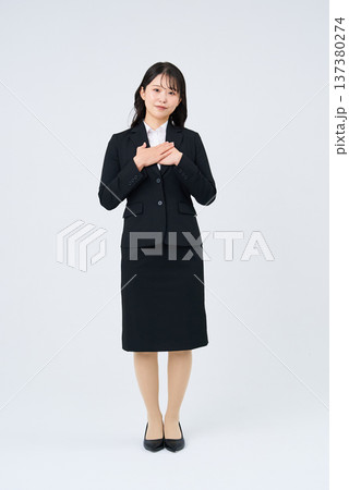 胸に手を当てるポーズをするビジネスウーマン 137380274