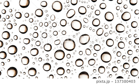 ガラスについた水滴 137380403
