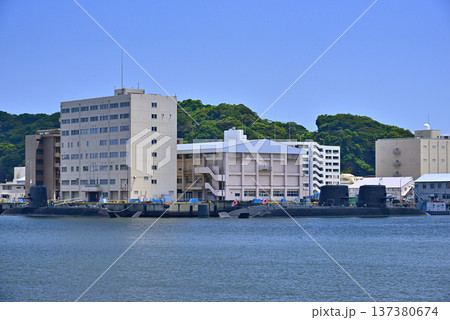 【神奈川】横須賀　ヴェルニー公園から見た潜水艦 137380674