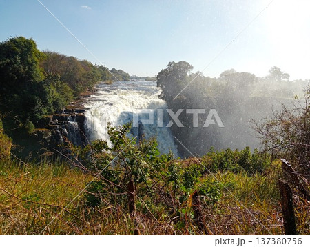 ビクトリアの滝と水しぶきの大迫力風景（ジンバブエ）　2 137380756