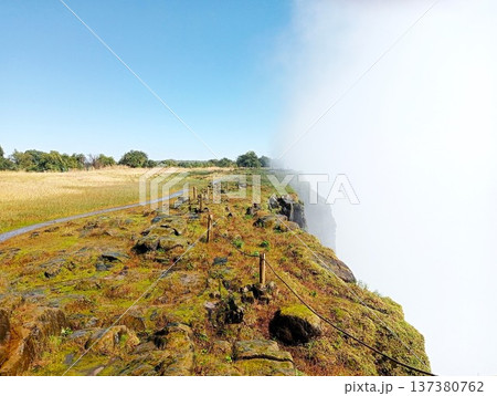 断崖と水煙のビクトリアの滝（ジンバブエ） 137380762