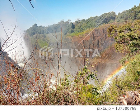 虹と水煙が広がるビクトリアの滝の断崖絶景（ジンバブエ）　2 137380769