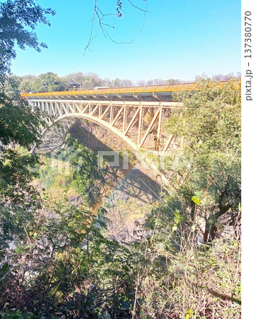 ザンビアへ向かう鉄道橋と虹の風景（ジンバブエ） 137380770