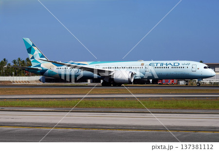 エティハド航空B787-9離陸準備 137381112