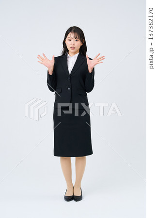 驚いた表情をするビジネスウーマン 137382170