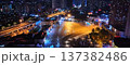 広場の夜景 137382486