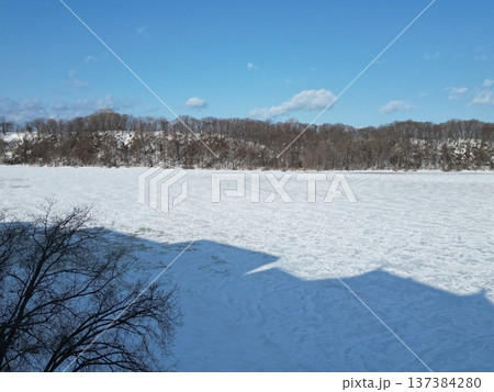 全面結氷の網走湖の朝景の空撮 137384280