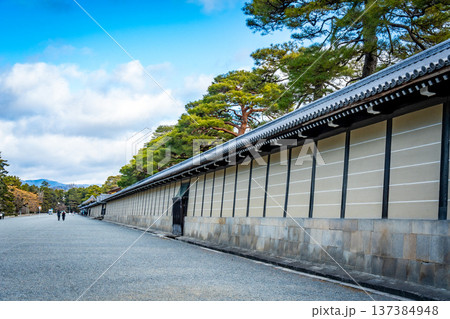 日本　京都の京都御所の長い塀 137384948