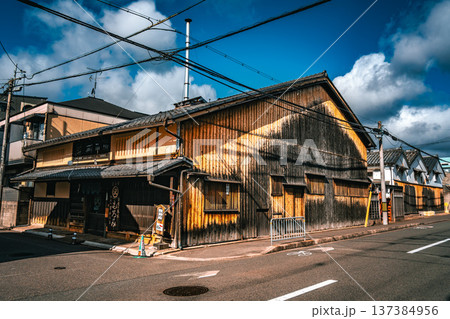 日本　京都の京都御所の近くにある古い酒屋 137384956