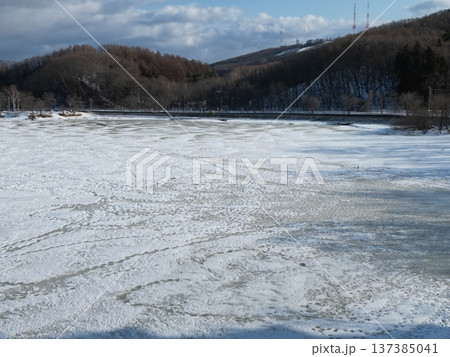 全面結氷の網走湖の冬景色の空撮 137385041