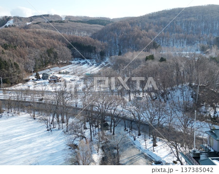 冬の網走湖の湖畔遊歩道の空撮 冬の網走湖の湖畔遊歩道の空撮 137385042
