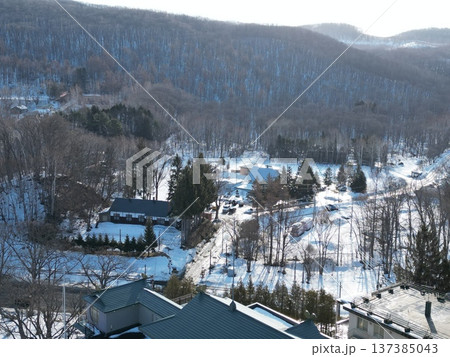 網走湖周辺の網走湖畔温泉街の空撮 137385043