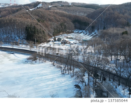 全面結氷の網走湖の湖畔遊歩道の空撮 全面結氷の網走湖の湖畔遊歩道の空撮 137385044