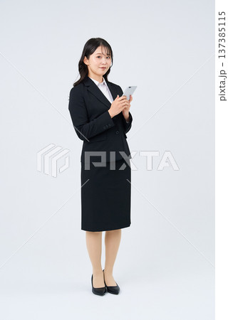 スマートフォンを操作するビジネスウーマン 137385115
