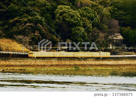 2km先の大畠瀬戸の対岸を走るレトロな列車 2km先の大畠瀬戸の対岸を走るレトロな列車 137386073