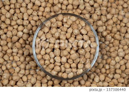 Healthy vegan protein source dry chickpeas. 137386440