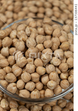 Healthy vegan protein source dry chickpeas. 137386441
