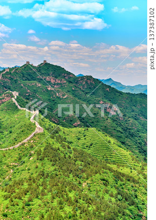 Simatai section of the Great Wall of China on a clear summer sunny day 137387102