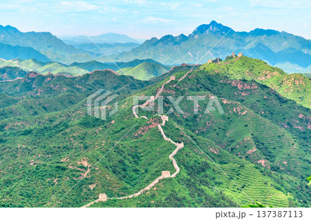 Simatai section of the Great Wall of China on a clear summer sunny day 137387113