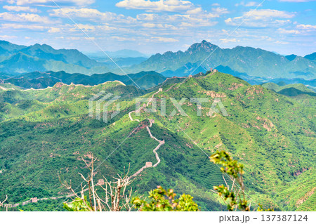 Simatai section of the Great Wall of China on a clear summer sunny day 137387124