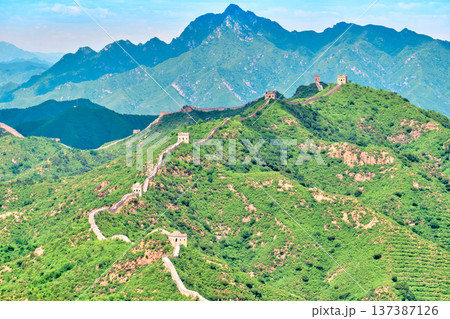 Simatai section of the Great Wall of China on a clear summer sunny day 137387126
