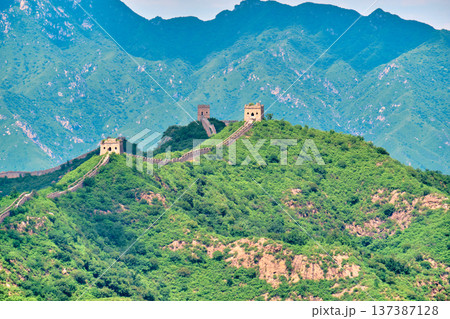 Simatai section of the Great Wall of China on a clear summer sunny day 137387128